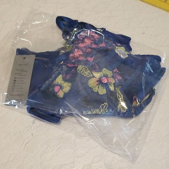 Beautiful 4 pieces lingerie never worn medium - Picture 10 of 11